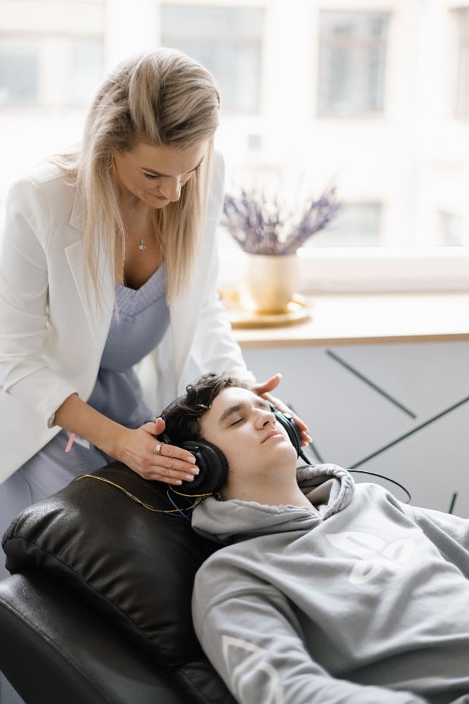 trainer setting up a client to run a session for NeurOptimal®