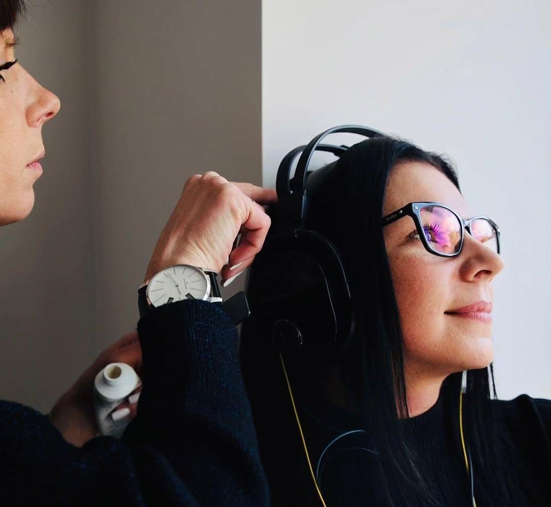 NeurOptimal trainer working with a client