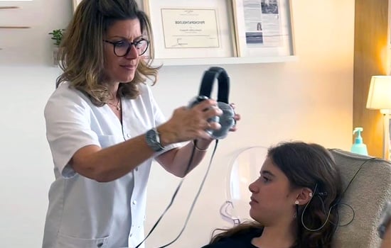 NeurOptimal trainer preparing a client for a session